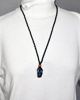 Tragebild auf einem weißen Rollkragenpulver der schwarzen Makramee Kette mit Sodalith