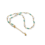 Fein gearbeitetes goldfarbenes Edelstahl-Collier mit grünen &amp; weißen Perlen – Goldfarben, römischer Stil