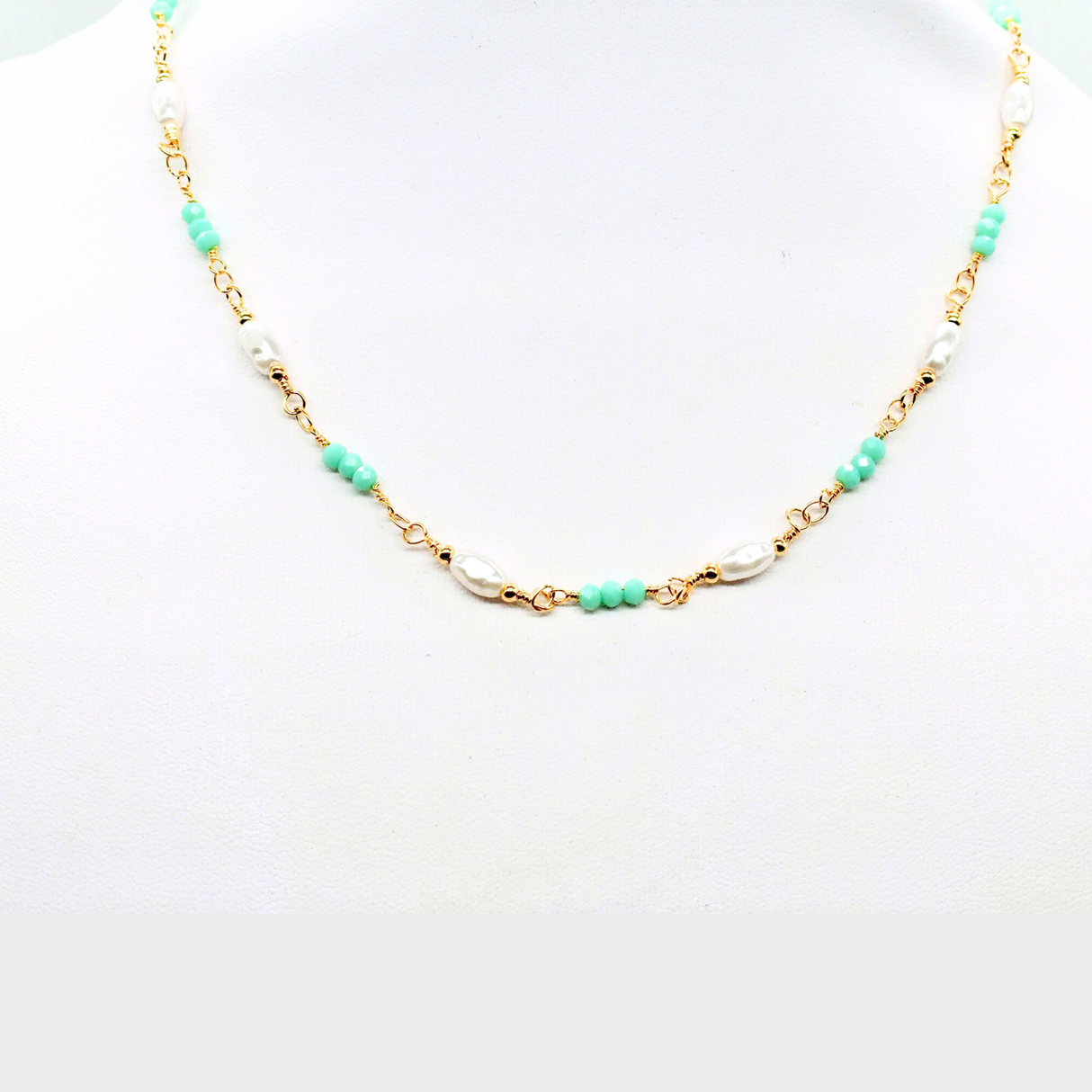 Fein gearbeitetes goldfarbenes Edelstahl-Collier mit grünen &amp; weißen Perlen – Goldfarben, römischer Stil