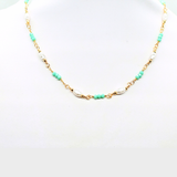 Fein gearbeitetes goldfarbenes Edelstahl-Collier mit grünen &amp; weißen Perlen – Goldfarben, römischer Stil