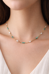 Tragebild des Fein gearbeitetes goldfarbenes Edelstahl-Collier mit grünen &amp; weißen Perlen – Goldfarben, römischer Stil