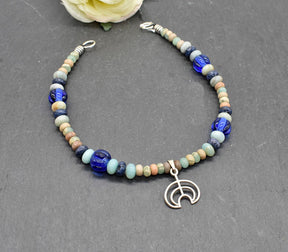 Keltische Fibelkette ERIN mit Edelsteinen und einer feinen Lunula aus 925er-Silber