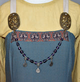 Tragebild am Wikinger-Kleid der Wikinger Fibelkette „Majvi“ mit orientalischen Münzen und lila Glasperlen
Nordische Gehängekette für Schürzenkleid und historische Gewandung