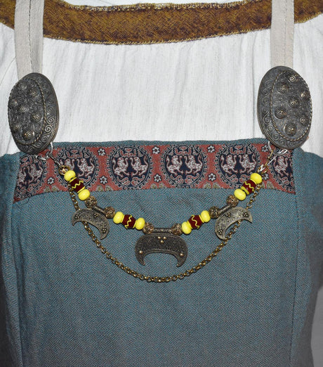 Tragebild am Wikingerkleid der Wikinger Fibelkette Luna - Fibelkette und Halskette in einem mit weinroten und gelben Glasperlen
