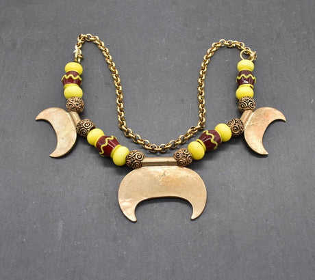 Rückseite der Wikinger Fibelkette Luna - Fibelkette und Halskette in einem mit weinroten und gelben Glasperlen