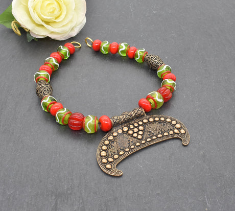 Slawische Wikinger Fibelkette mit XL Gnedsdovo Lunula aus Bronze – Prunkvolle Glasperlenkette für Wikinger Gewandung in rot und grün