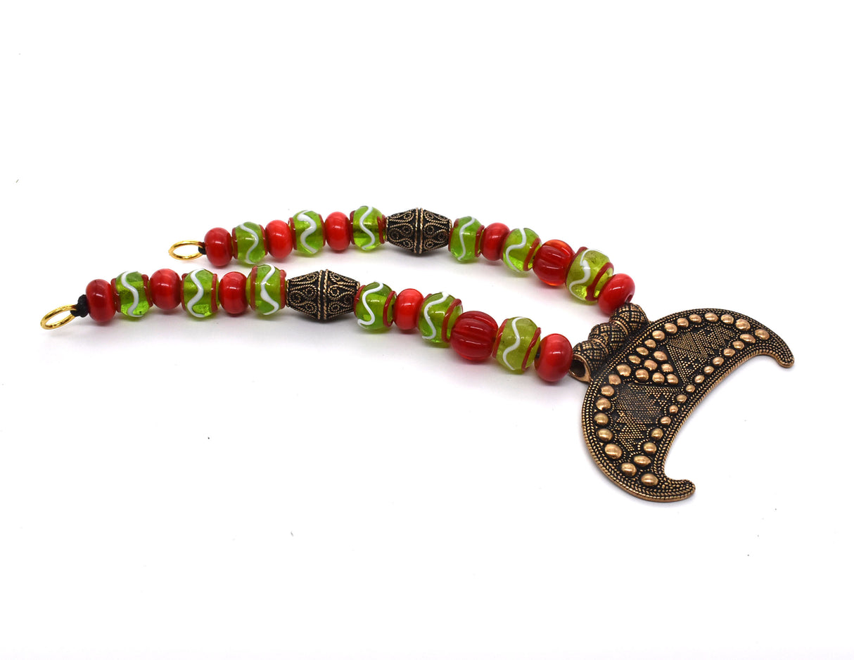 Slawische Wikinger Fibelkette mit XL Gnedsdovo Lunula aus Bronze – Prunkvolle Glasperlenkette für Wikinger Gewandung in rot und grün
