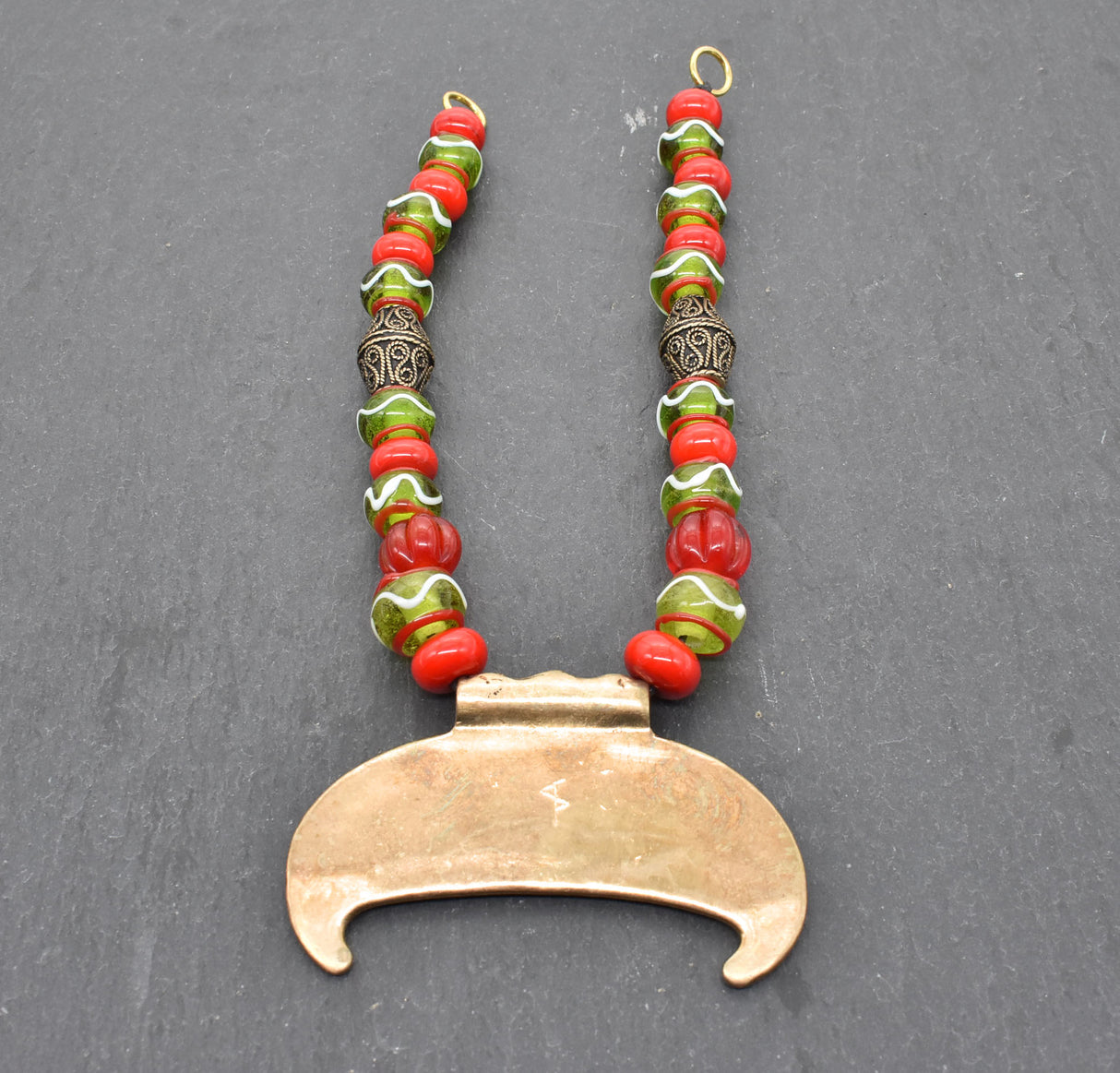 Rückseite der Slawische Wikinger Fibelkette mit XL Gnedsdovo Lunula aus Bronze – Prunkvolle Glasperlenkette für Wikinger Gewandung in rot und grün