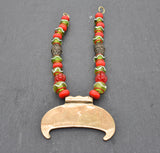 Rückseite der Slawische Wikinger Fibelkette mit XL Gnedsdovo Lunula aus Bronze – Prunkvolle Glasperlenkette für Wikinger Gewandung in rot und grün