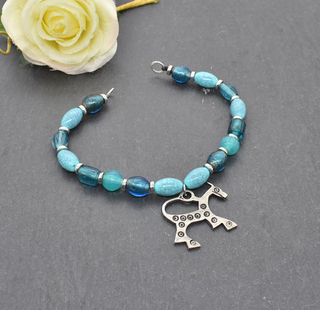 Wikinger Fibelkette mit Pferdeanhänger und türkis-blauen Perlen – Nordische Glasperlenkette für Wikinger Gewandung