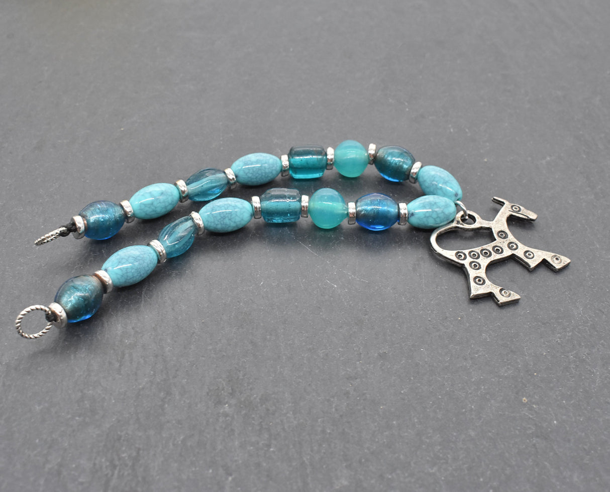 Wikinger Fibelkette mit Pferdeanhänger und türkis-blauen Perlen – Nordische Glasperlenkette für Wikinger Gewandung