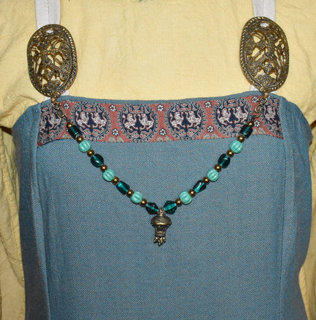 Tragebild der Alemannische Fibelkette mit Berlocke und meergrünen Glasperlen