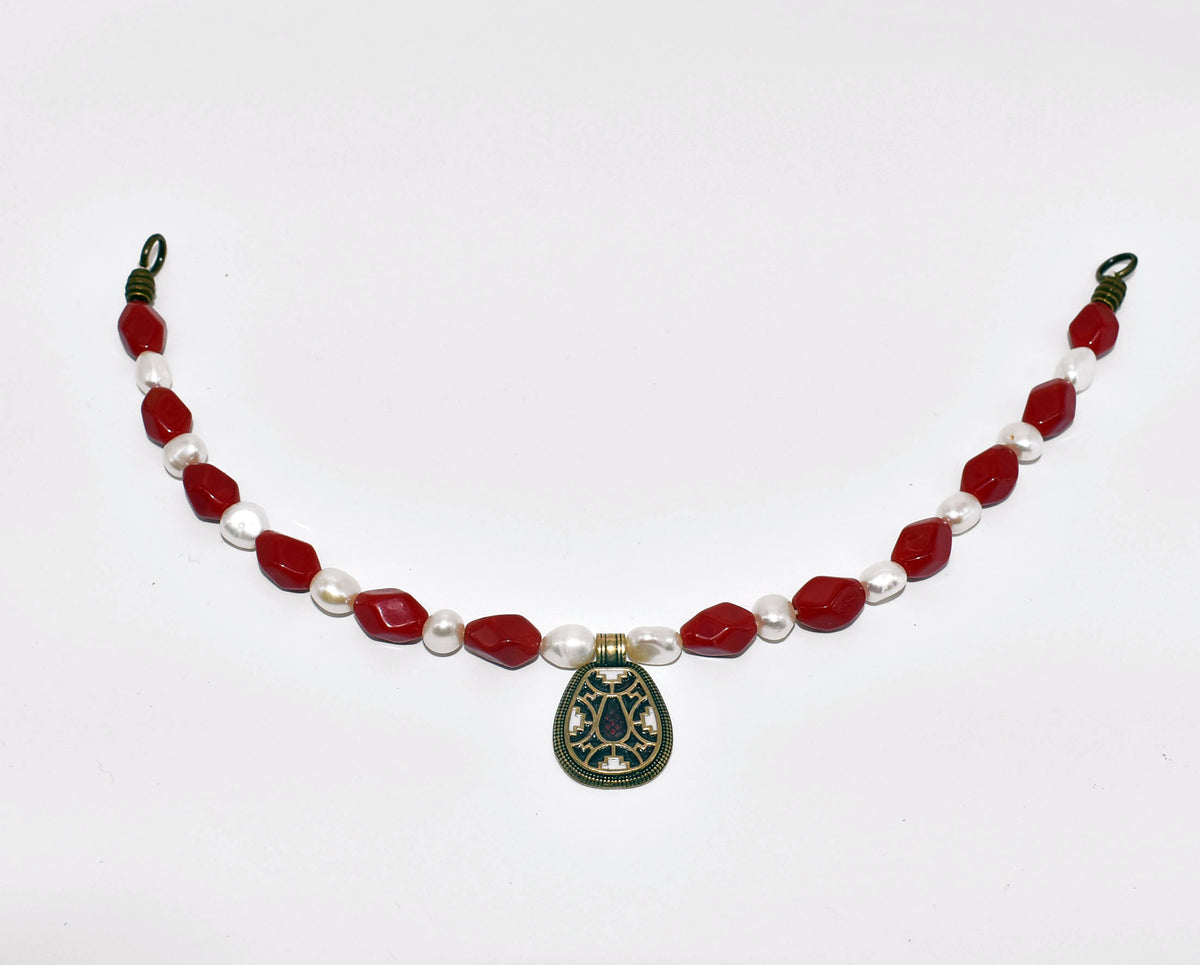 Angelsächsische Fibelkette mit Cloisonné-Anhänger und Süßwasserperlen

Rote Glasperlen, weiße Süßwasserperlen und ein bronzefarbener Cloisonné-Anhänger bilden den Mittelpunkt dieser von mir zusammengestellten Fibelkette.
