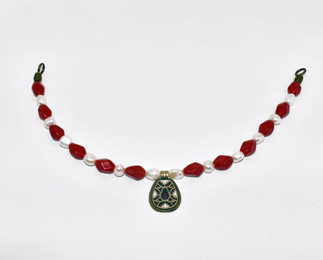 Angelsächsische Fibelkette mit Cloisonné-Anhänger und Süßwasserperlen

Rote Glasperlen, weiße Süßwasserperlen und ein bronzefarbener Cloisonné-Anhänger bilden den Mittelpunkt dieser von mir zusammengestellten Fibelkette.