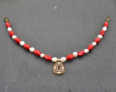 Angelsächsische Fibelkette mit Cloisonné-Anhänger und Süßwasserperlen

Rote Glasperlen, weiße Süßwasserperlen und ein bronzefarbener Cloisonné-Anhänger bilden den Mittelpunkt dieser von mir zusammengestellten Fibelkette.