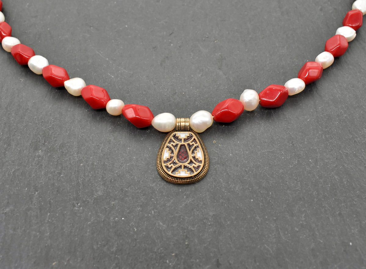 Angelsächsische Fibelkette mit Cloisonné-Anhänger und Süßwasserperlen

Rote Glasperlen, weiße Süßwasserperlen und ein bronzefarbener Cloisonné-Anhänger bilden den Mittelpunkt dieser von mir zusammengestellten Fibelkette.