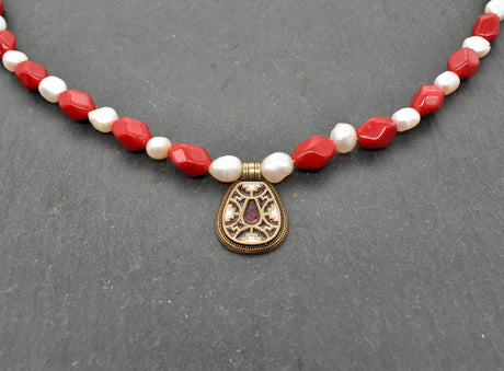 Angelsächsische Fibelkette mit Cloisonné-Anhänger und Süßwasserperlen

Rote Glasperlen, weiße Süßwasserperlen und ein bronzefarbener Cloisonné-Anhänger bilden den Mittelpunkt dieser von mir zusammengestellten Fibelkette.