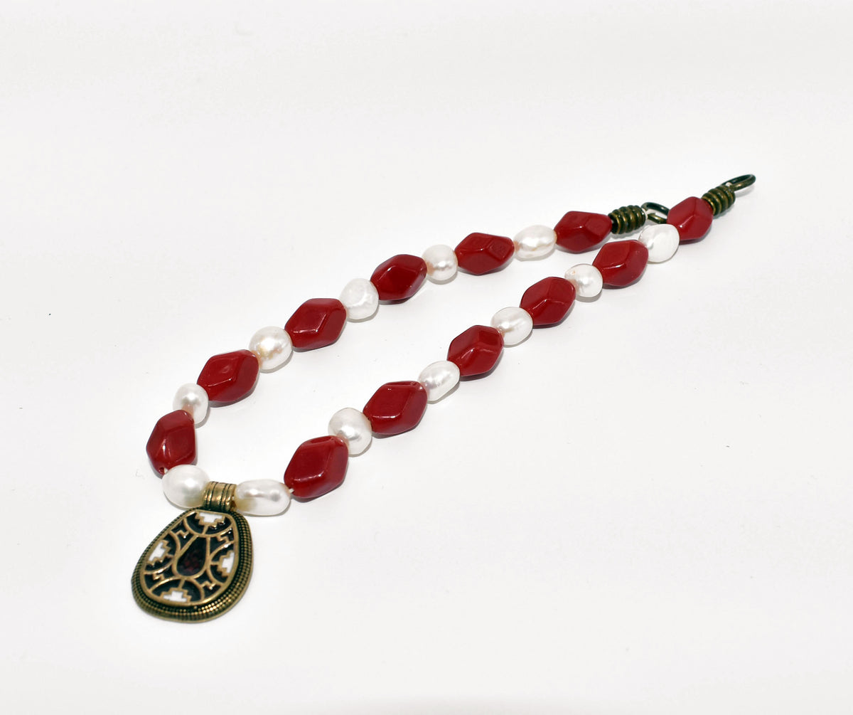 Angelsächsische Fibelkette mit Cloisonné-Anhänger und Süßwasserperlen

Rote Glasperlen, weiße Süßwasserperlen und ein bronzefarbener Cloisonné-Anhänger bilden den Mittelpunkt dieser von mir zusammengestellten Fibelkette.