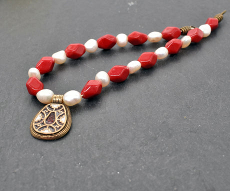 Angelsächsische Fibelkette mit Cloisonné-Anhänger und Süßwasserperlen

Rote Glasperlen, weiße Süßwasserperlen und ein bronzefarbener Cloisonné-Anhänger bilden den Mittelpunkt dieser von mir zusammengestellten Fibelkette.