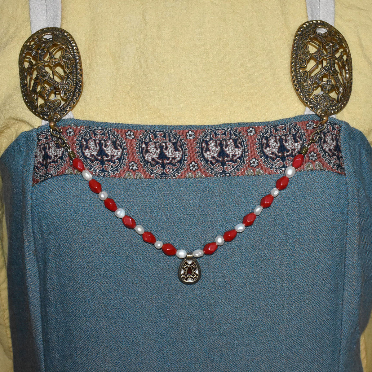 Tragebild am Wikinger Trägerkleid der Angelsächsische Fibelkette mit Cloisonné-Anhänger und Süßwasserperlen
