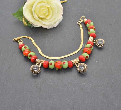 Gotland Fibelkette und Halskette in einem – Handgefertigter Schmuck mit Wikinger-Charme in rot und grün