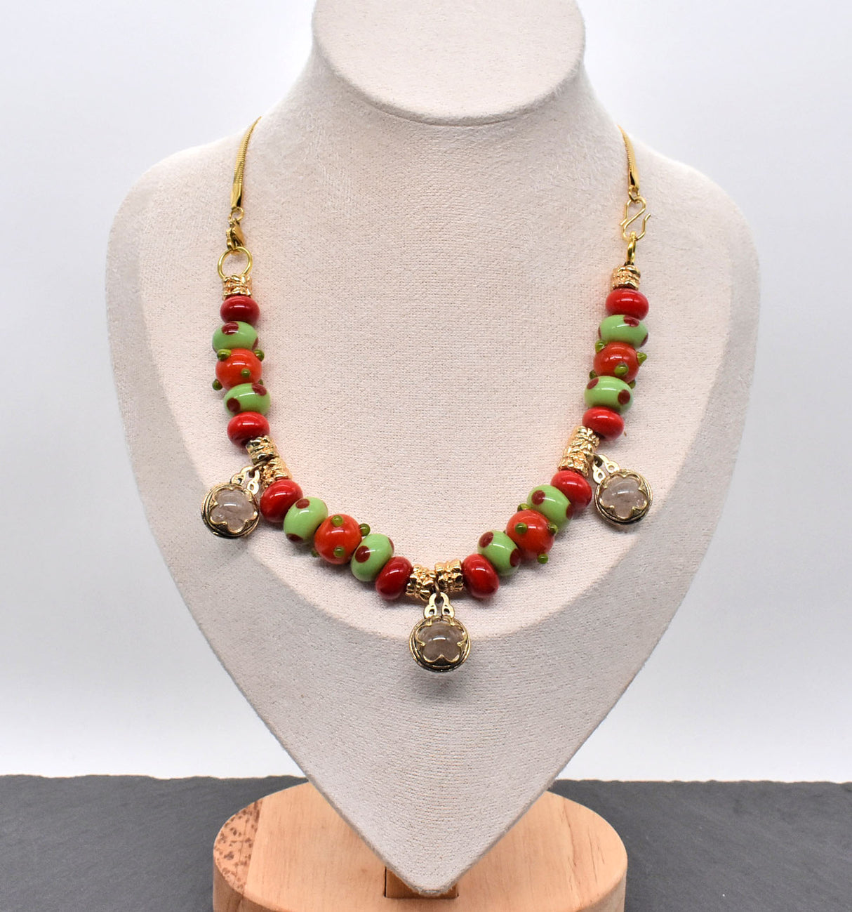 Gotland Fibelkette und Halskette in einem – Handgefertigter Schmuck mit Wikinger-Charme in rot und grün