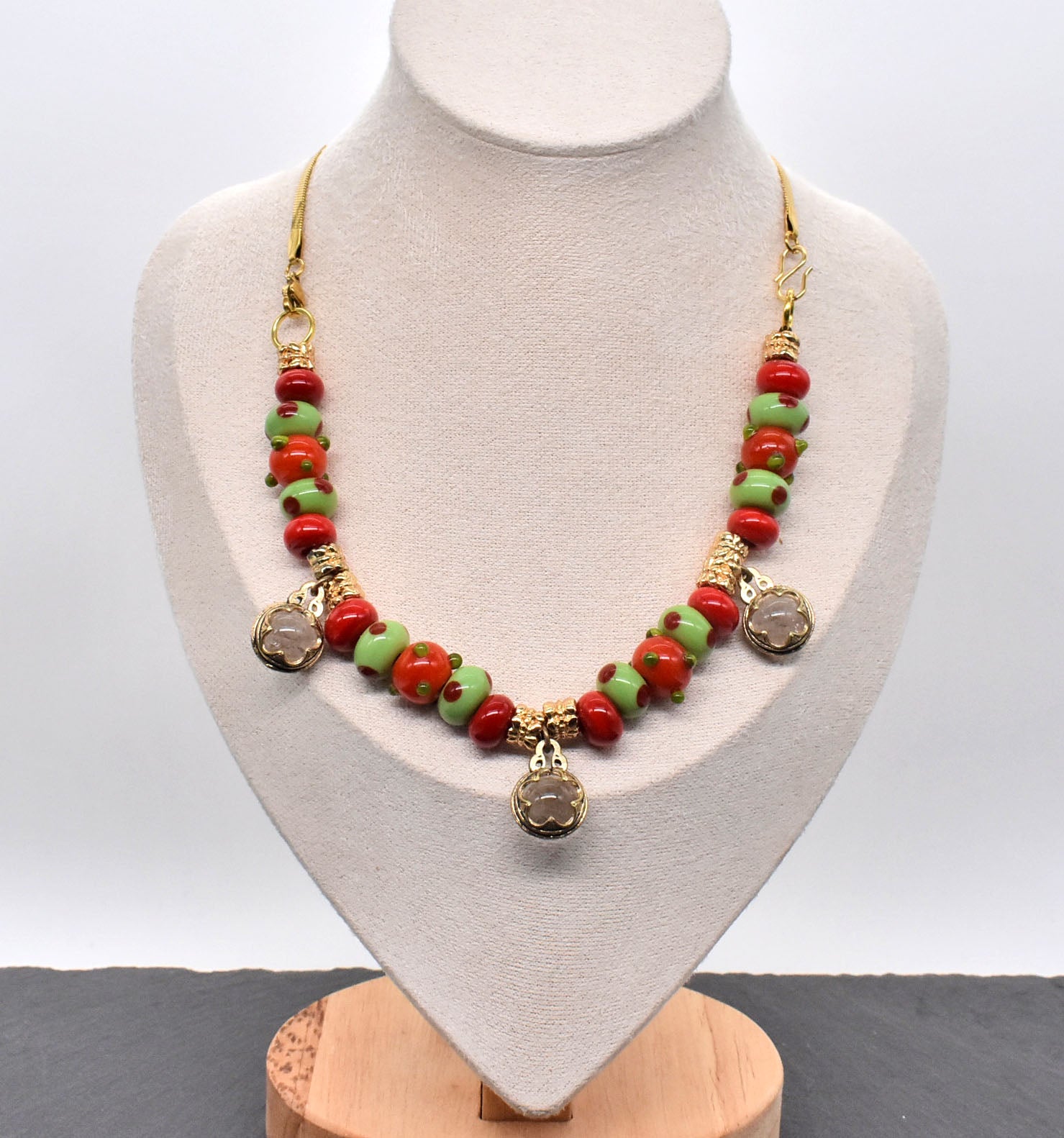 Gotland Fibelkette und Halskette in einem – Handgefertigter Schmuck mit Wikinger-Charme in rot und grün