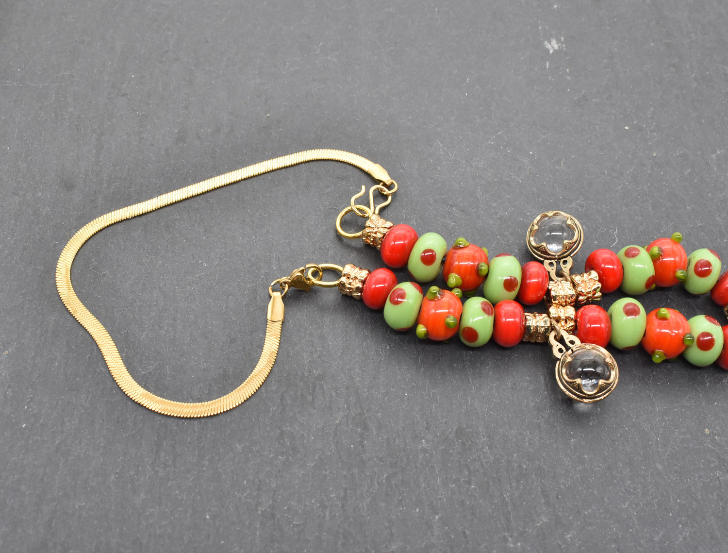 Gotland Fibelkette und Halskette in einem – Handgefertigter Schmuck mit Wikinger-Charme in rot und grün