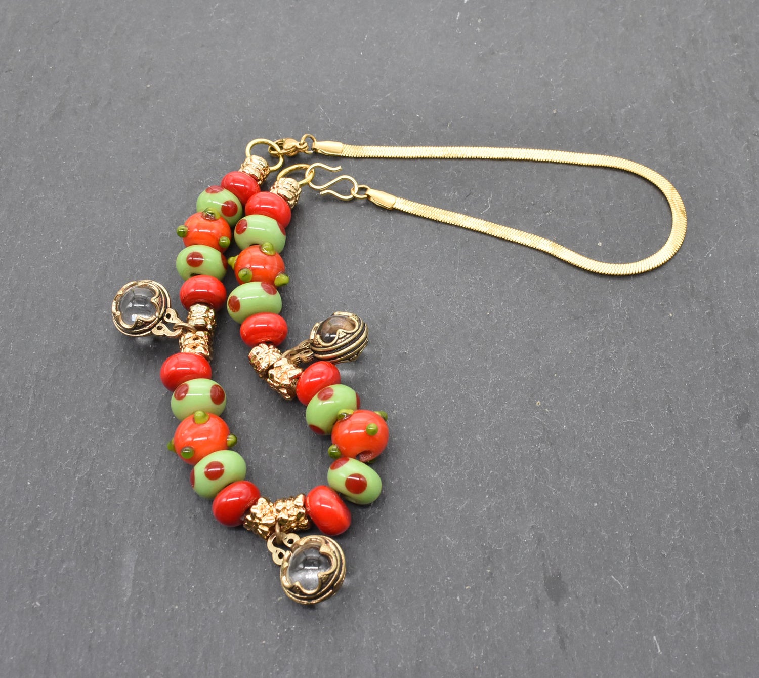 Gotland Fibelkette und Halskette in einem – Handgefertigter Schmuck mit Wikinger-Charme in rot und grün