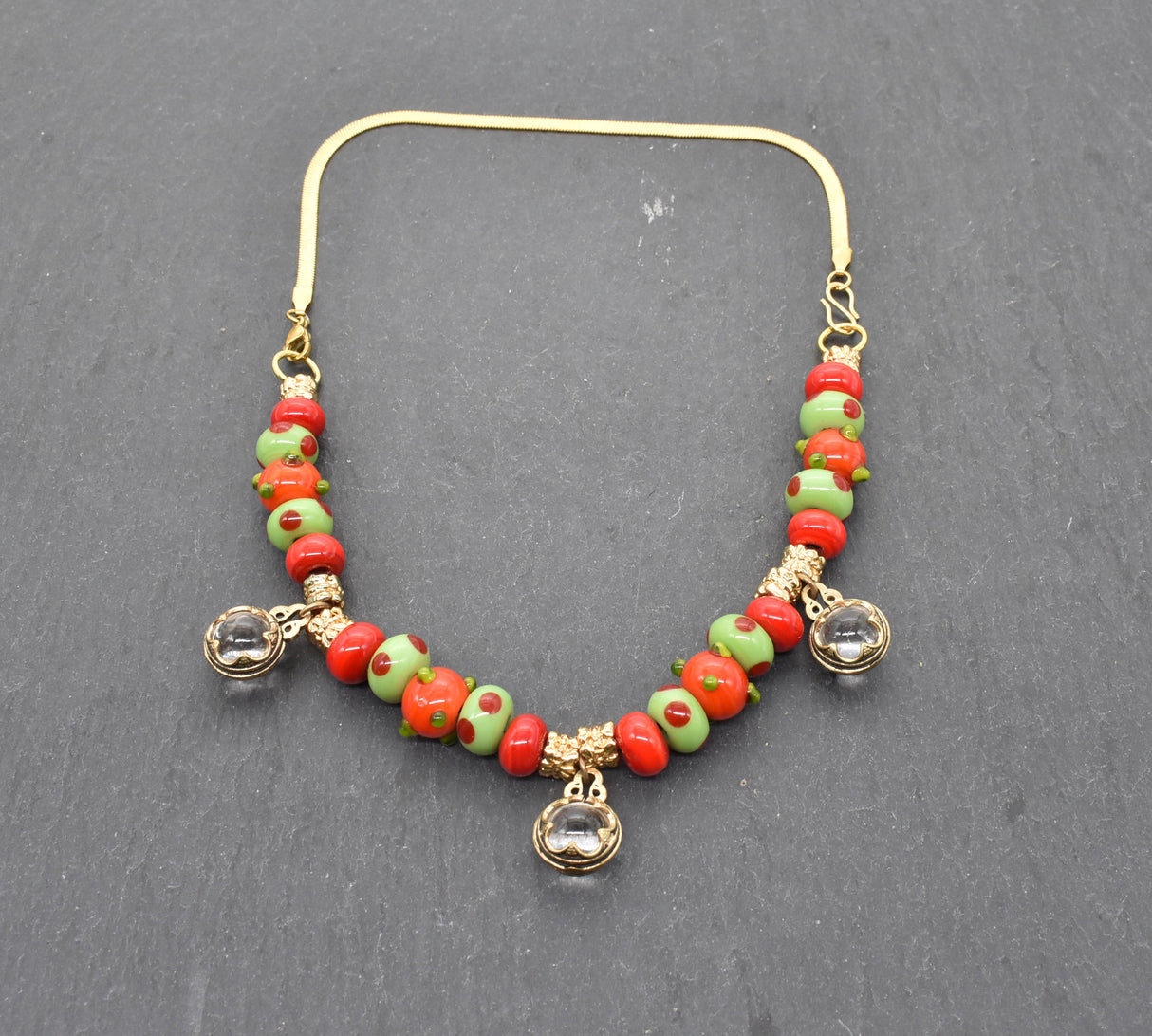 Gotland Fibelkette und Halskette in einem – Handgefertigter Schmuck mit Wikinger-Charme in rot und grün