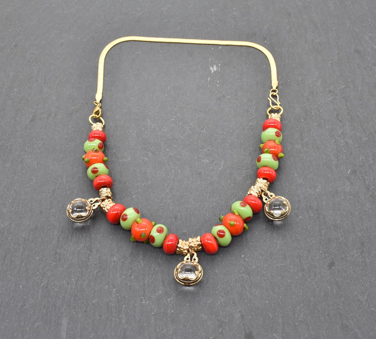 Gotland Fibelkette und Halskette in einem – Handgefertigter Schmuck mit Wikinger-Charme in rot und grün