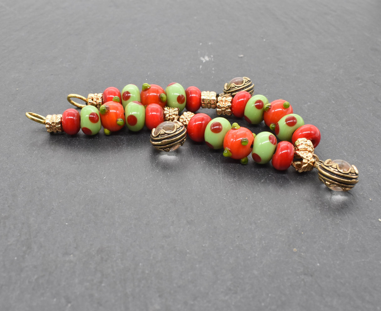 Gotland Fibelkette und Halskette in einem – Handgefertigter Schmuck mit Wikinger-Charme in rot und grün