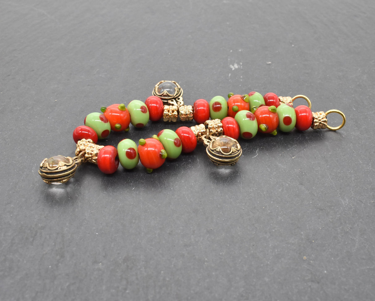 Gotland Fibelkette und Halskette in einem – Handgefertigter Schmuck mit Wikinger-Charme in rot und grün