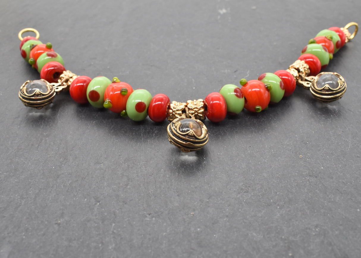 Gotland Fibelkette und Halskette in einem – Handgefertigter Schmuck mit Wikinger-Charme in rot und grün