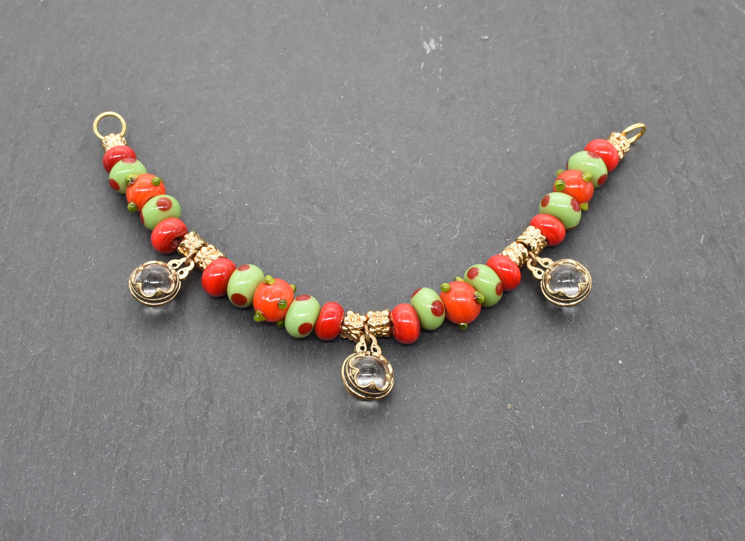 Gotland Fibelkette und Halskette in einem – Handgefertigter Schmuck mit Wikinger-Charme in rot und grün