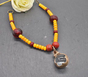 Wikinger Fibelkette mit Gotland-Sphäre und Lampwork Perlen in orange und rot von BELNAS SCHATZKISTE