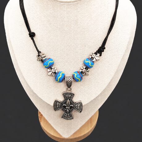 Fleur-de-Lis-Kette mit hellblauen Glasperlen