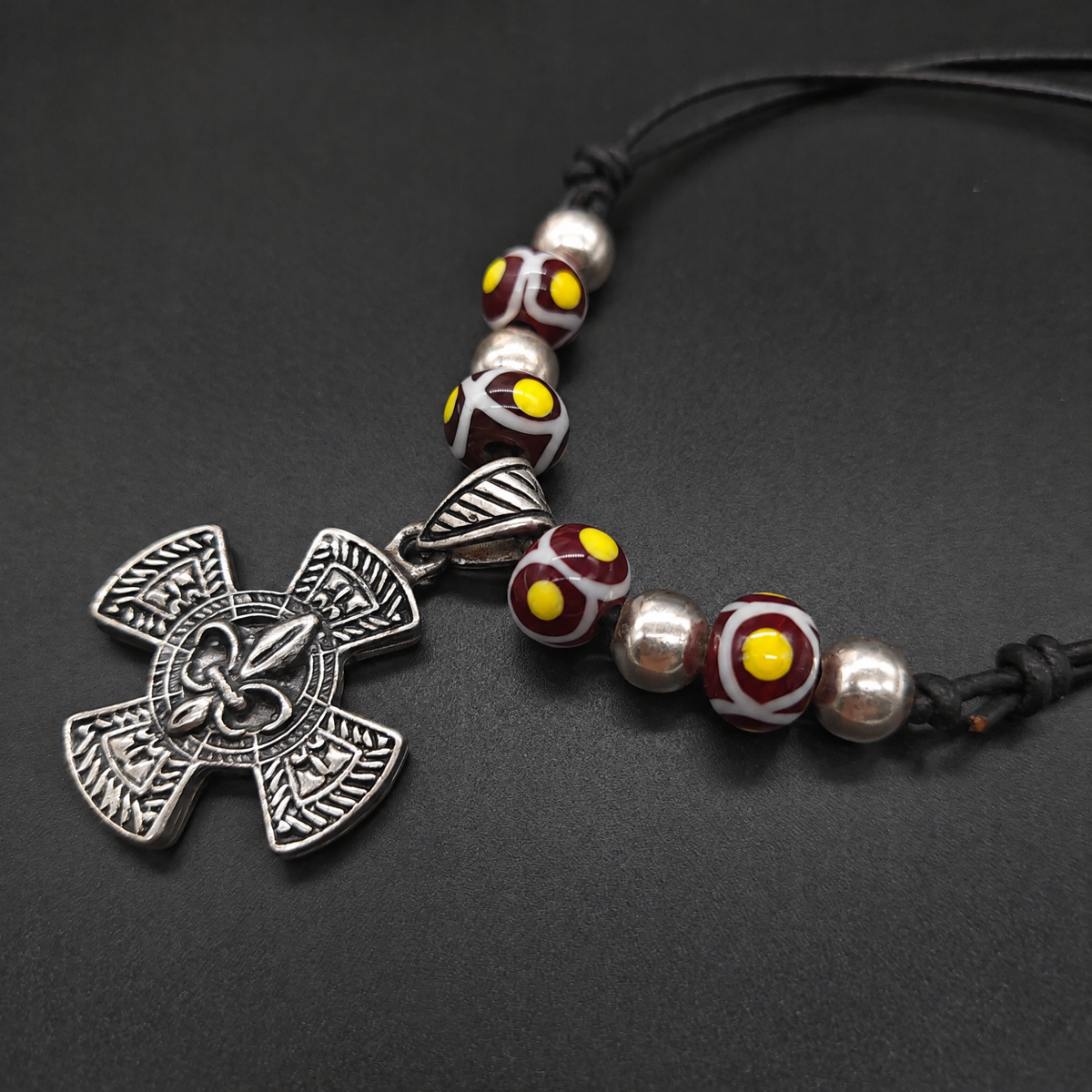 Fleur-de-Lis-Kette Silber mit weinroten Glasperlen