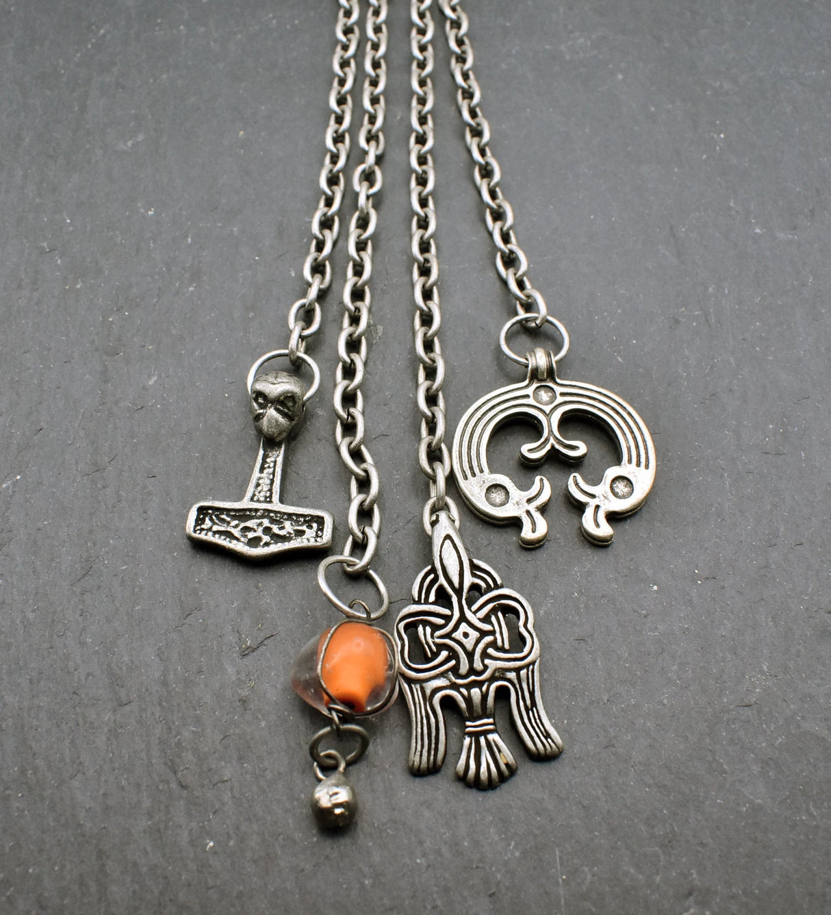 Gebamsel für die Wikingerin aus silberfarbenem ZAMAK mit bunter Glasperle