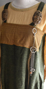 Tragebild des Gebamsel für die Wikingerin aus silberfarbenem ZAMAK mit bunter Glasperle