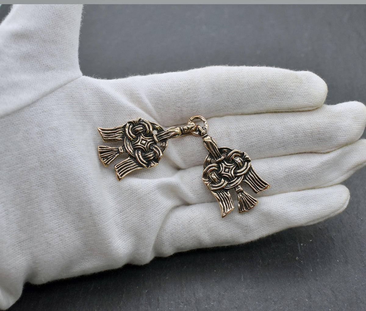 Gewandschließe Hugin und Munin aus Bronze mit zwei Raben. Zweiteiliger Mantelverschluss zum Annähen für Wikinger-Gewandung und Reenactment.