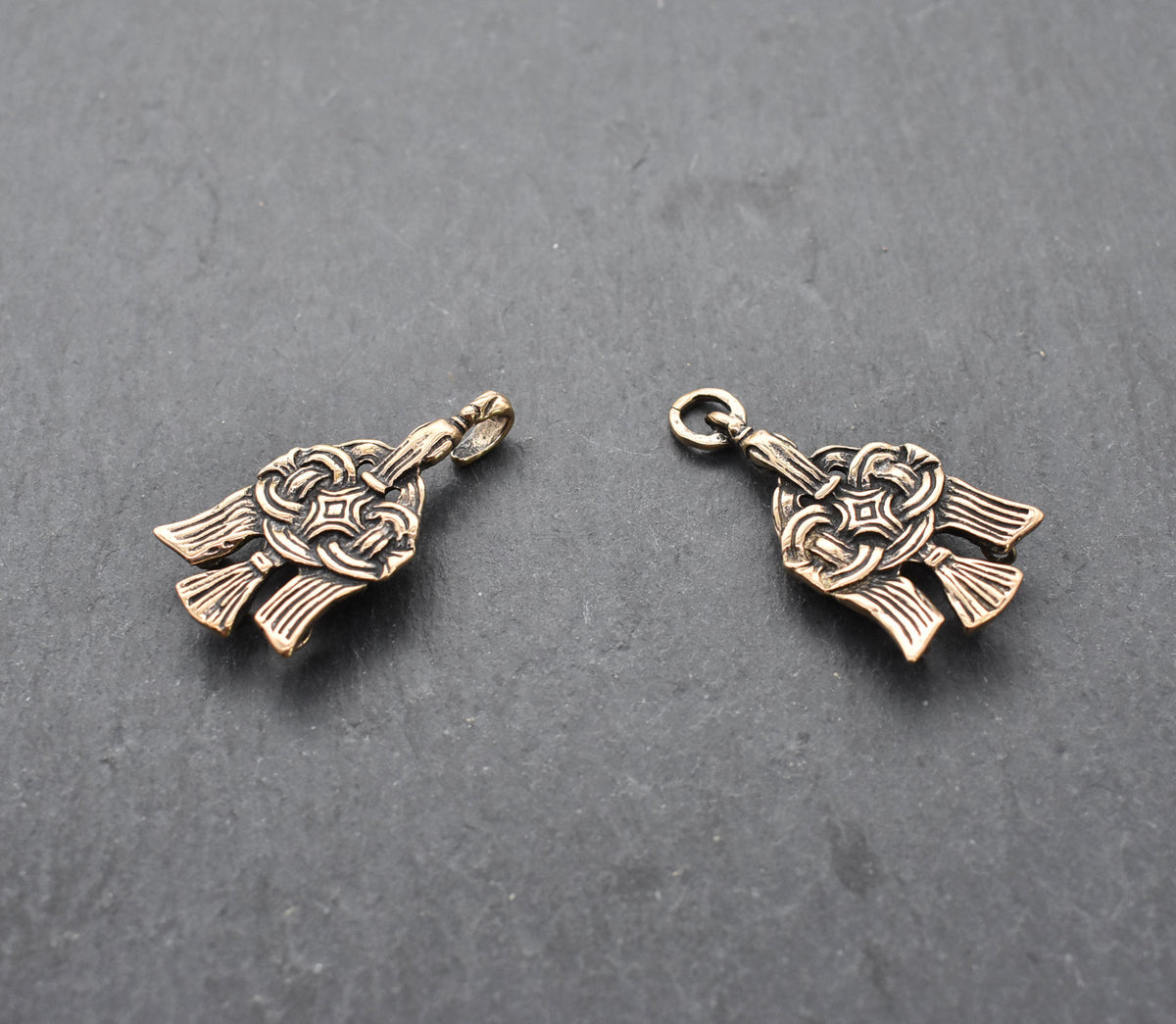 Gewandschließe Hugin und Munin aus Bronze mit zwei Raben. Zweiteiliger Mantelverschluss zum Annähen für Wikinger-Gewandung und Reenactment.