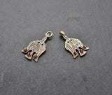 Rückseite der Gewandschließe Hugin und Munin aus Bronze mit zwei Raben. Zweiteiliger Mantelverschluss zum Annähen für Wikinger-Gewandung und Reenactment.