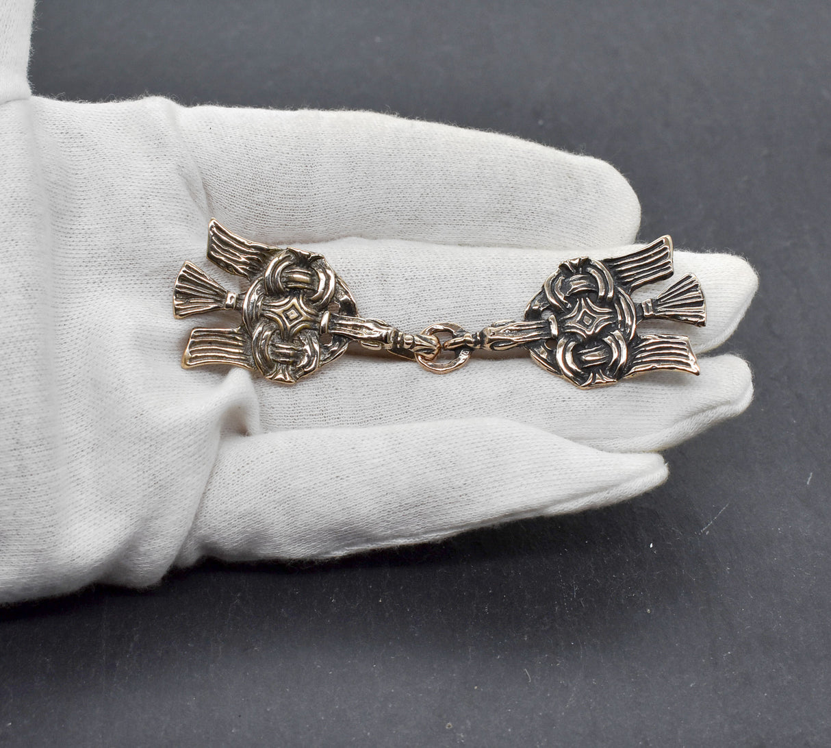 Wikinger Rabenschliesse aus Bronze auf der Hand