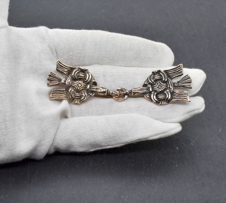Wikinger Rabenschliesse aus Bronze auf der Hand