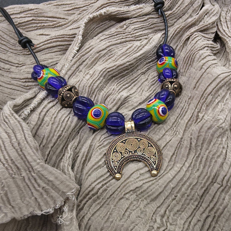 Römische Lunula Kette NOVA – Bronze Mondsichel mit Lampwork Glasperlen – Römischer Schmuck – Handgefertigte Halskette