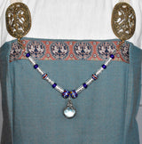 Tragebild der Wikinger Fibelkette mit Gotland-Sphäre und Glasperlen in blau und silber