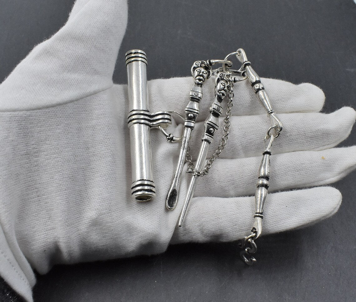 Gotland Hygiene Set aus versilberter Bronze von Belanas Schatzkiste auf der Hand