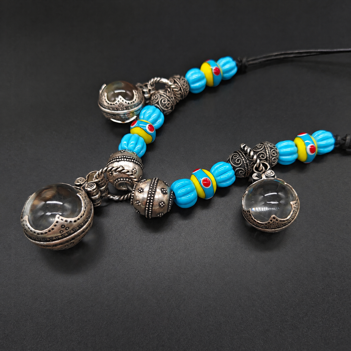 Gotland-Kette mit drei Sphären und blau-gelben Glasperlen