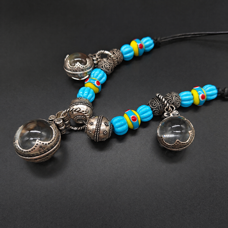 Gotland-Kette mit drei Sphären und blau-gelben Glasperlen
